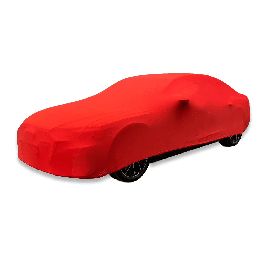 Abgedecktes Auto mit einer roten Autoabdeckung